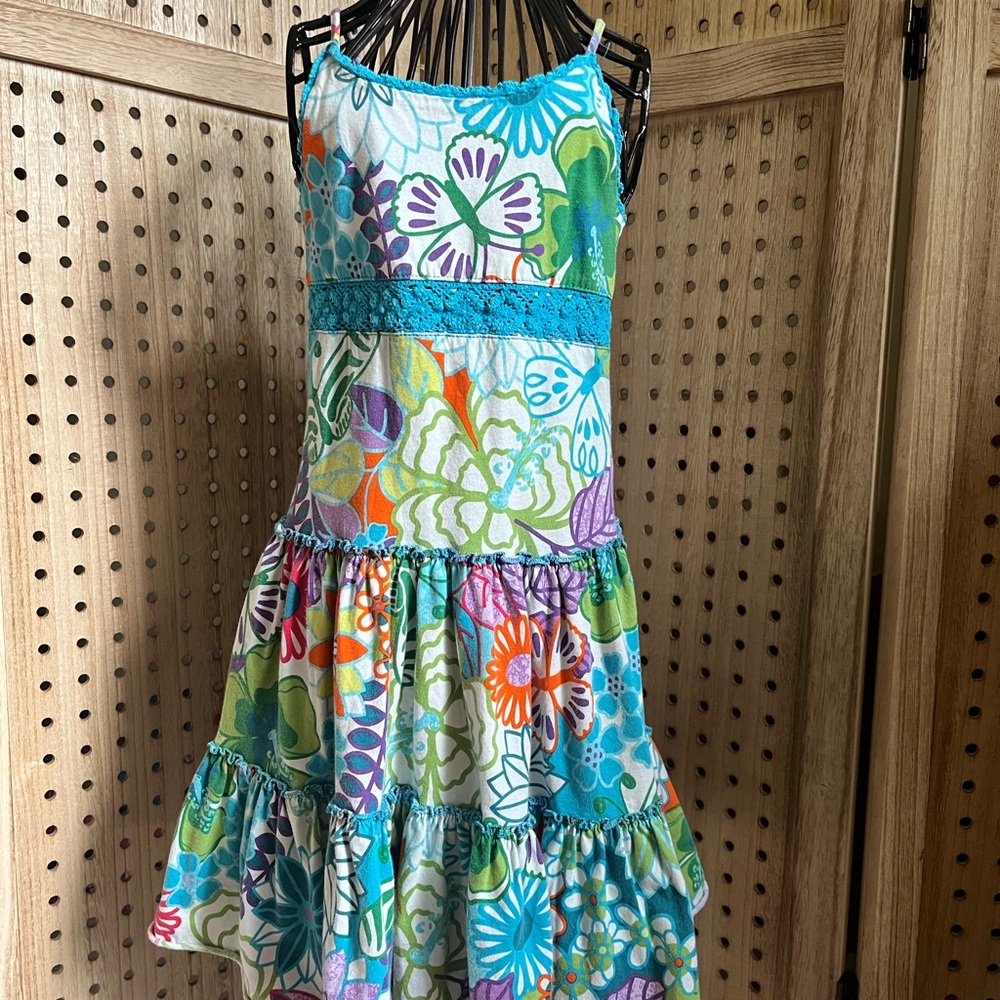 Girl sleeveless summer dress size 6 in grade shape, floral design multicolor